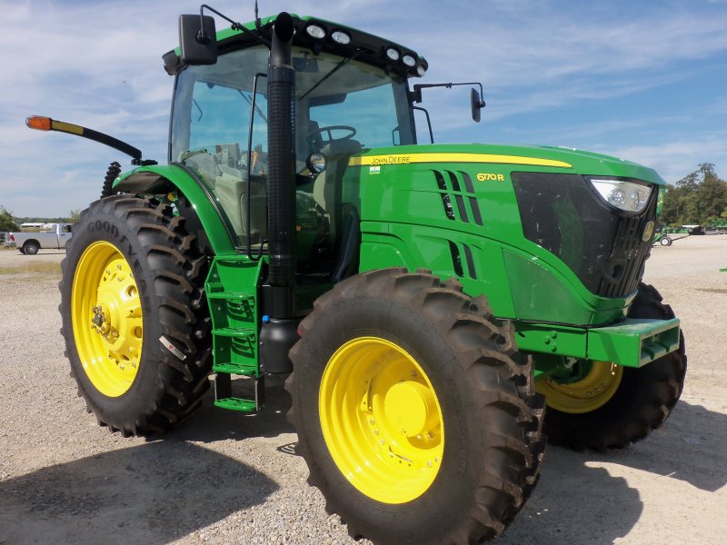 John Deere трактор