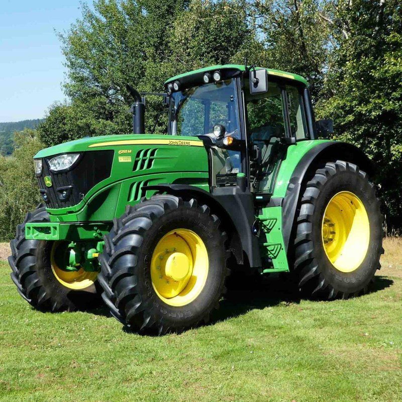 John Deere трактор