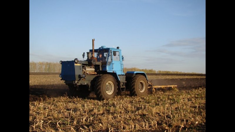 Трактор т-150 пашет