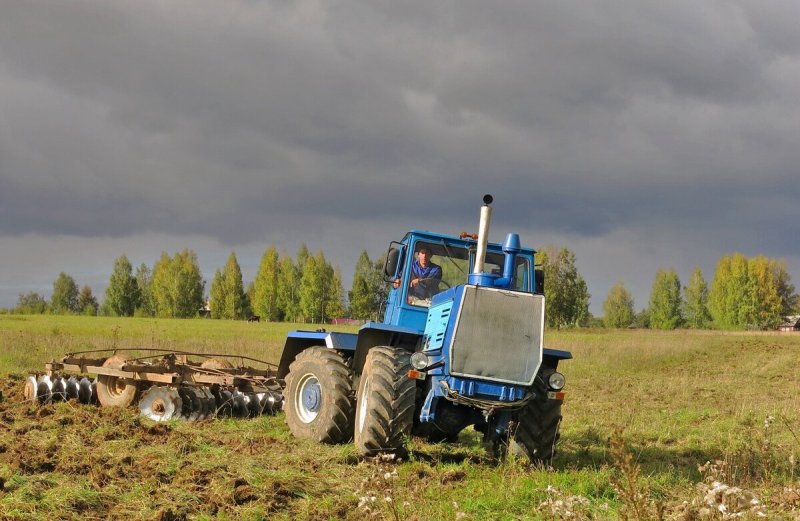 Т-150 трактор с дисковой бороной