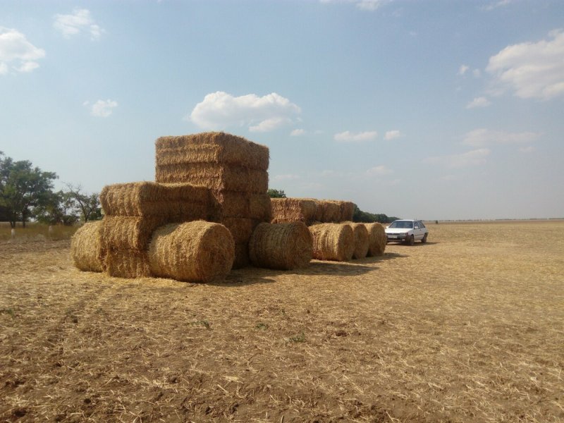Трактор из соломы