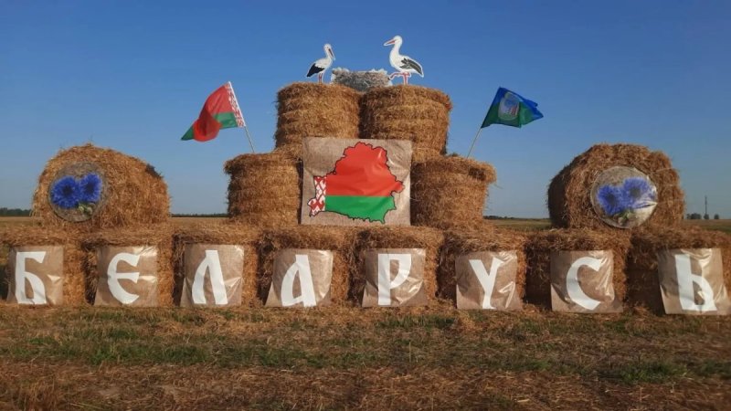 Композиции из тюков соломы и овощей