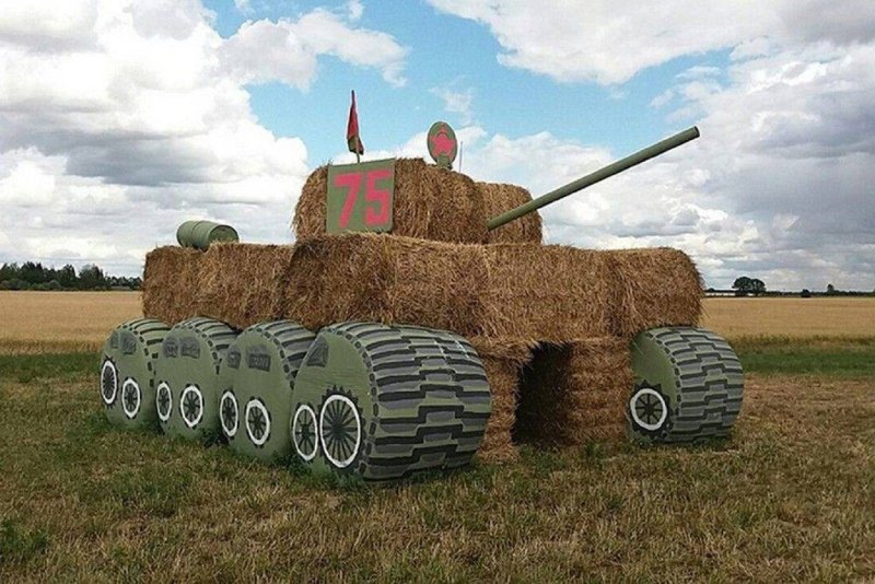 Из рулонов соломы