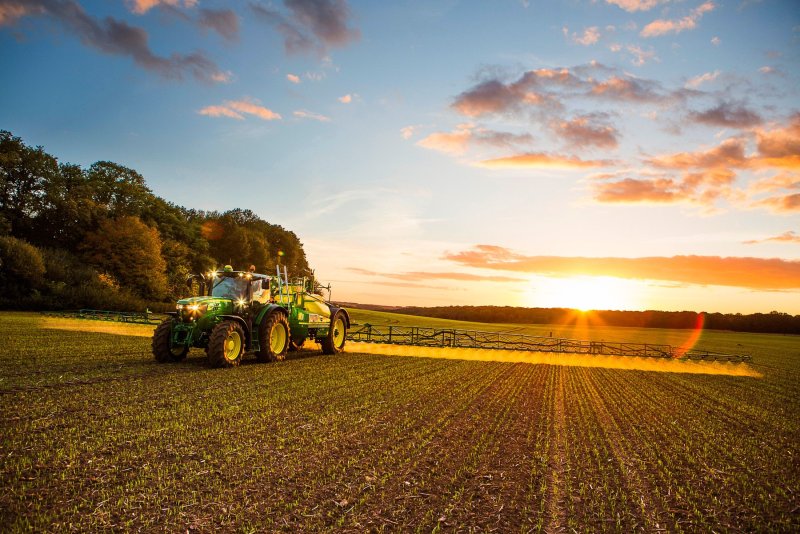 Трактор John Deere в поле