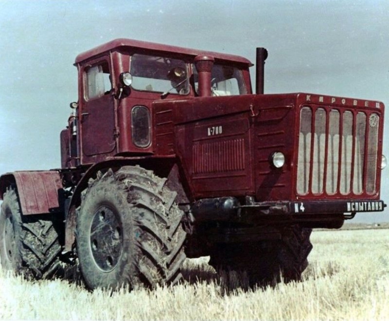 Старый трактор к-700 Кировец