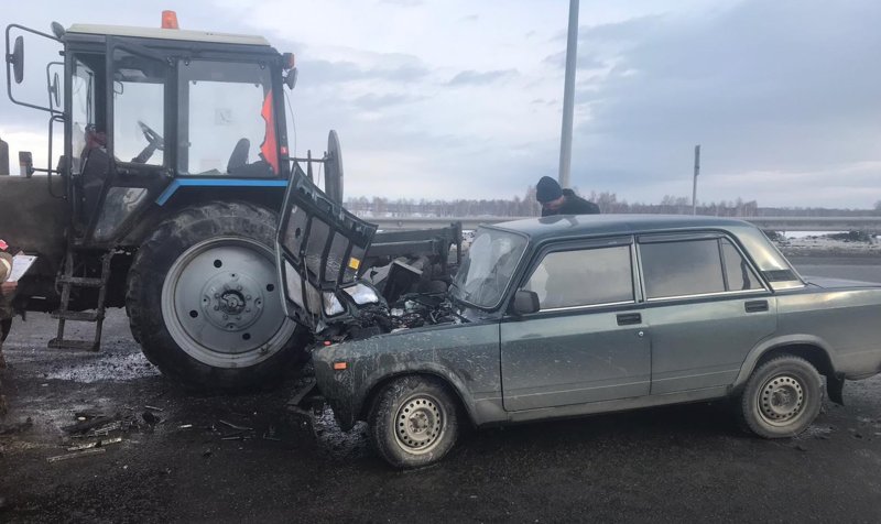 Трактор врезался в машину