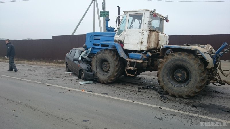Трактор т150к раздавил машину