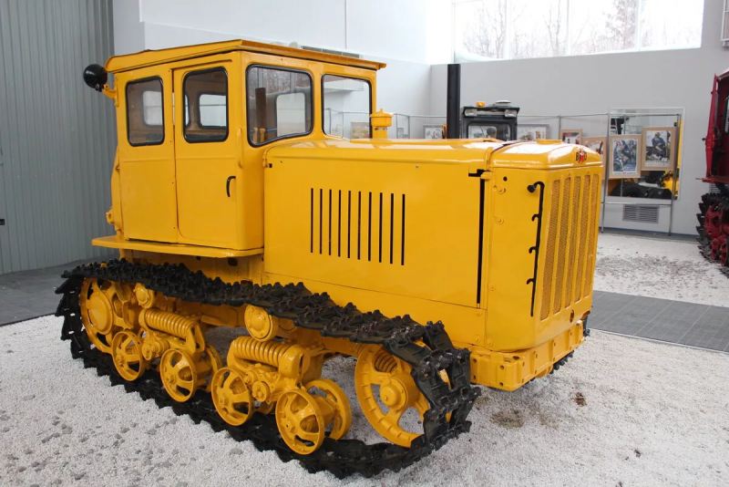 Гусеничный трактор ДТ-54