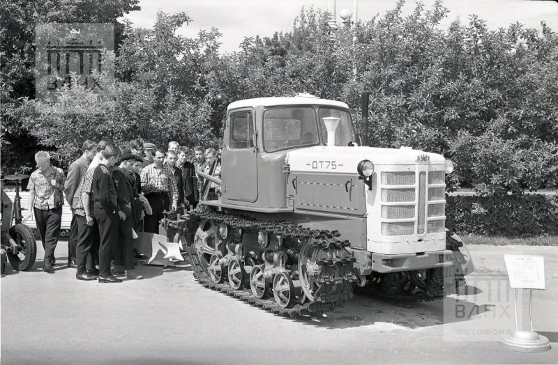 ДТ-75 трактор гусеничный