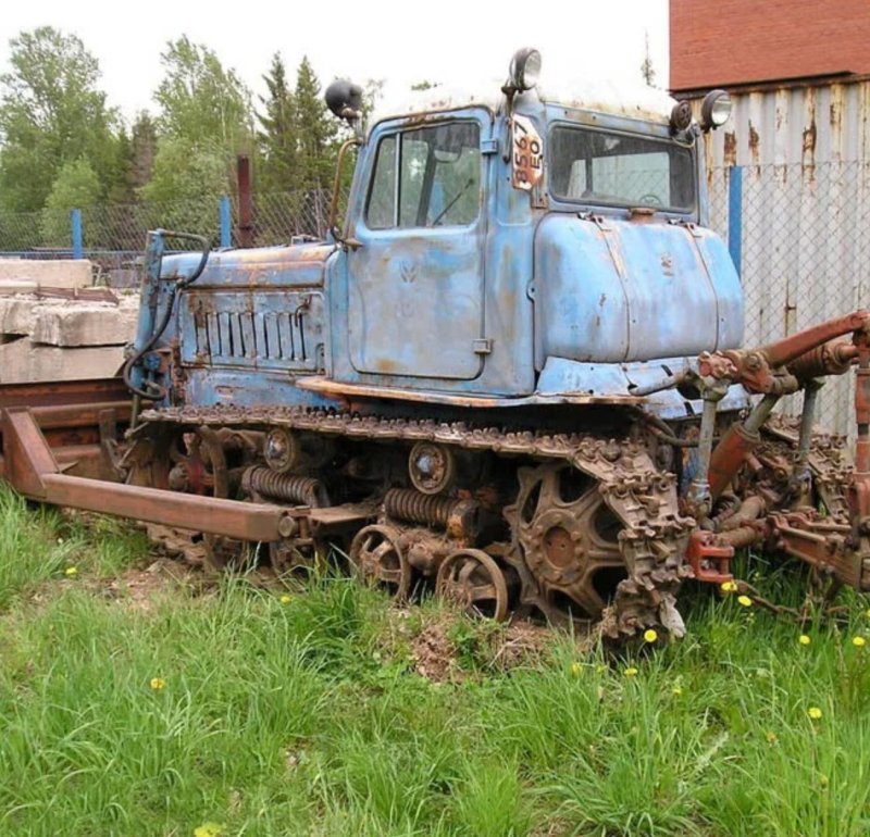 Трактор гусеничный ДТ-75 казахстанец