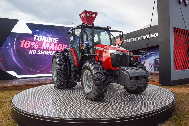Трактор Massey Ferguson 6713
