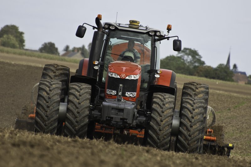 Трактор Massey Ferguson 6713