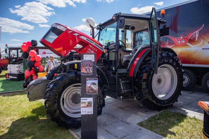 Massey Ferguson MF 6713