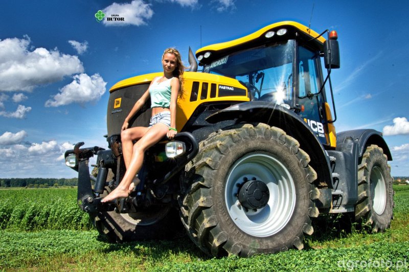 Трактор JCB Fastrac 3230