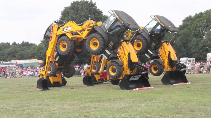 Трактор JCB