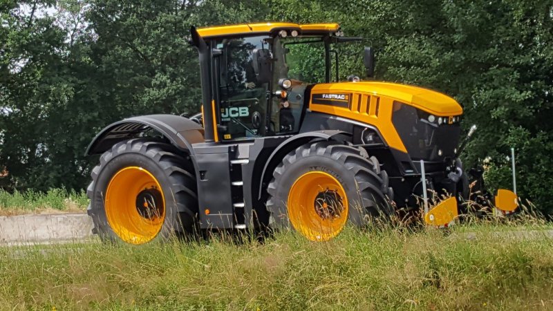 Трактор JCB 8330