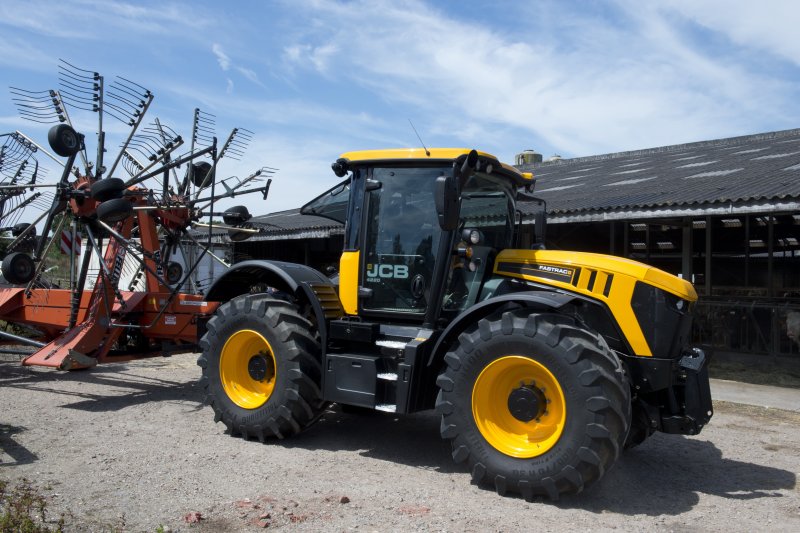 Трактор JCB Fastrac 4220