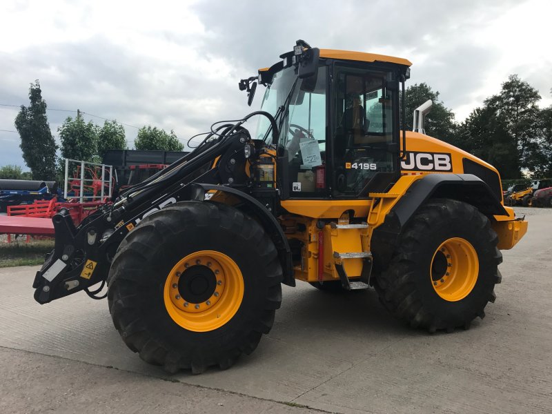 Трактор JCB 8330плух
