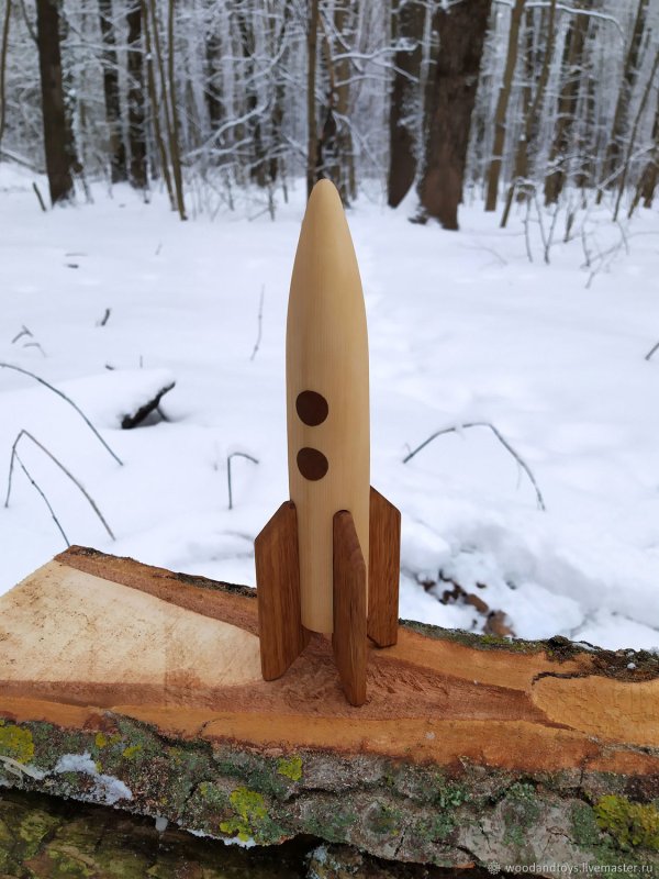 Деревянная ракета игрушка