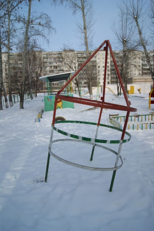 Советская ракета на детской площадке