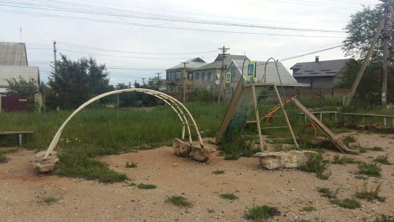 Старые детские площадки в саду