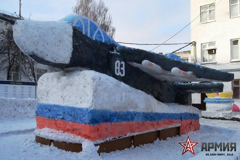 Военные фигуры из снега