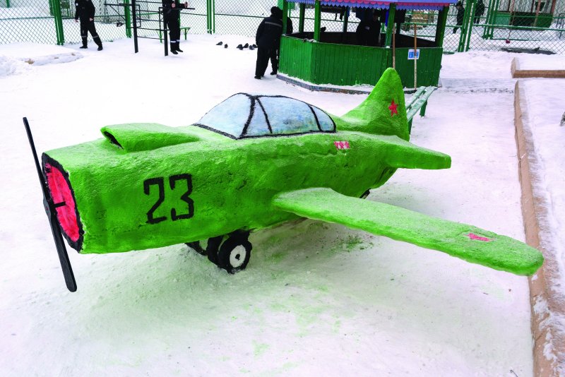 Самолёт из снега в детском саду