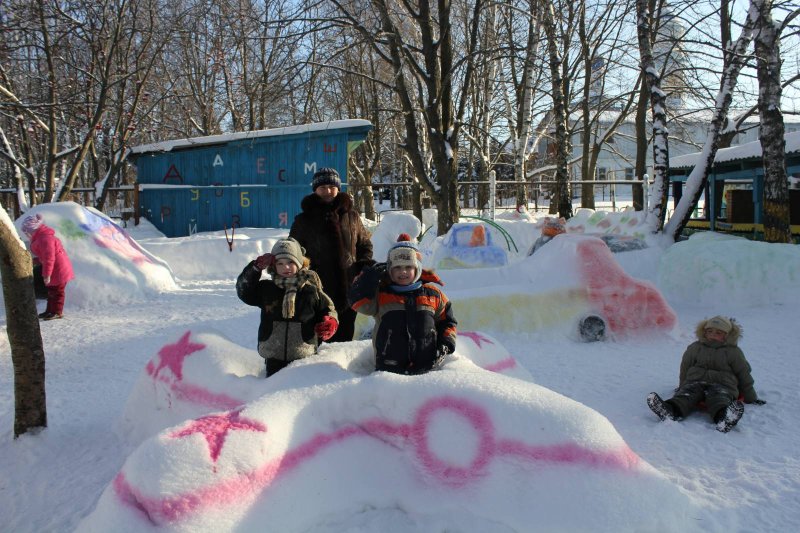 Самолет из снега на участке детского