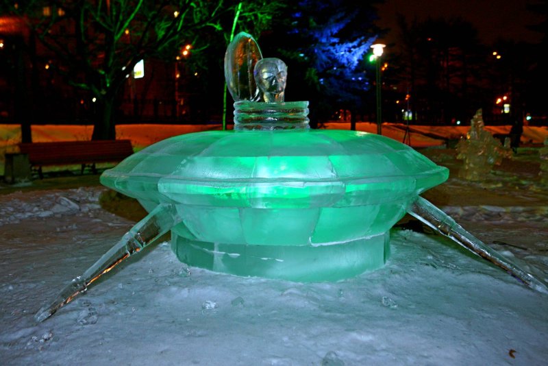 Космические снежные фигуры