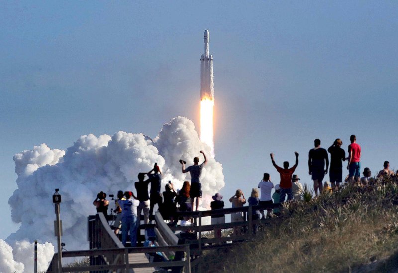 Старт ракеты Falcon Heavy