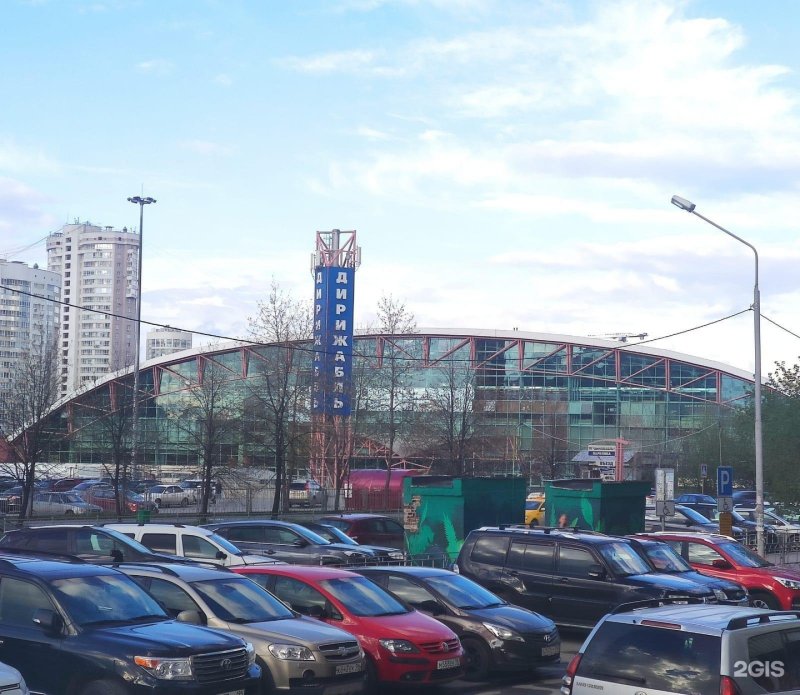 Красный дом рядом с дирижаблем ЕКБ