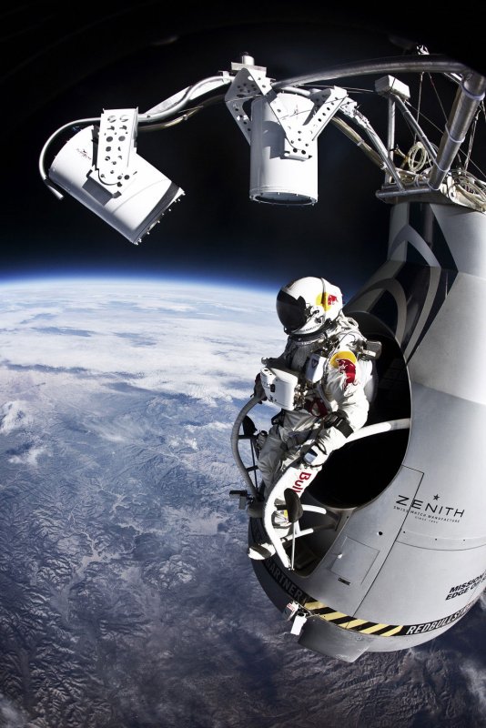 Felix Baumgartner прыжок из стратосферы