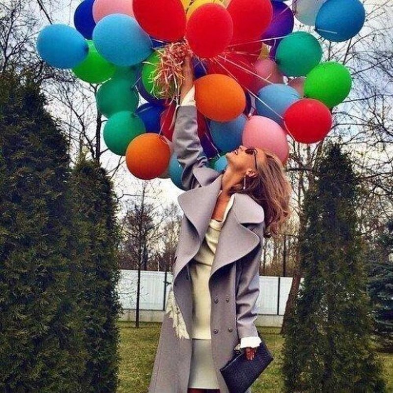 Девушка с охапкой воздушных шаров