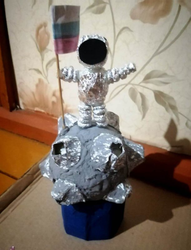 Поделка космонавт