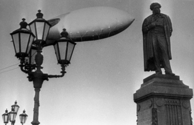 Заградительный аэростат в Московском небе