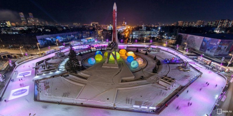 ВДНХ каток вокруг ракеты