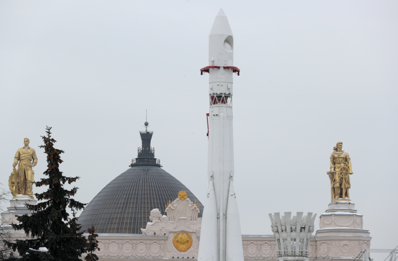 ВДНХ макет ракеты-носителя Восток и павильон космос