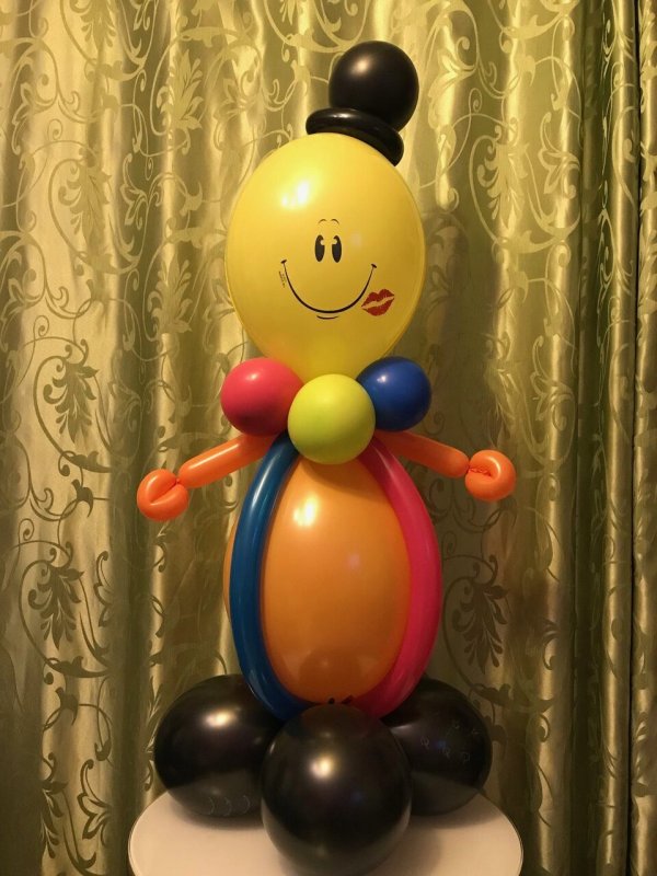 Фигура клоуна из шаров
