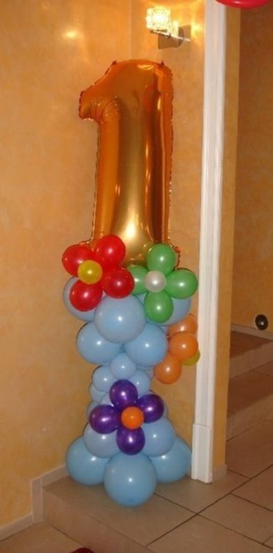 Цифра 1 на подставке из шаров