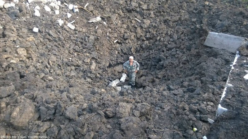Воронка от ракеты точка у