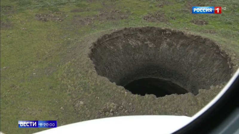 Воронка в земле на Ямале