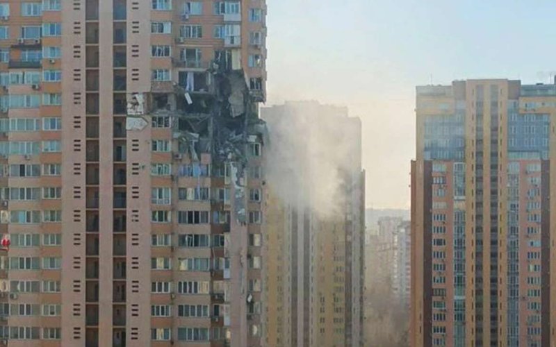 Попадание ракеты в жилой дом в Киеве на проспекте Лобановского 6а