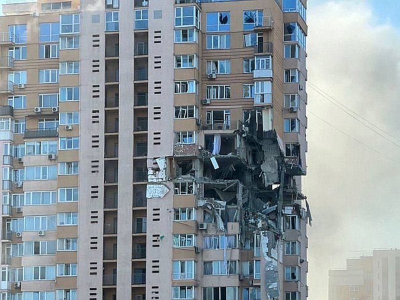 Попадание ракеты в жилой дом в Киеве на проспекте Лобановского 6а