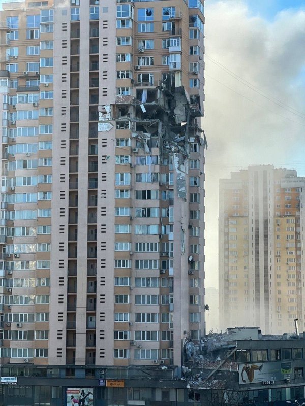 Ракета попала в жилой дом в Киеве