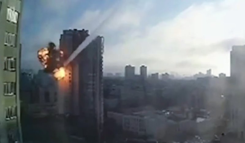 Попадание ракеты в жилой дом в Киеве
