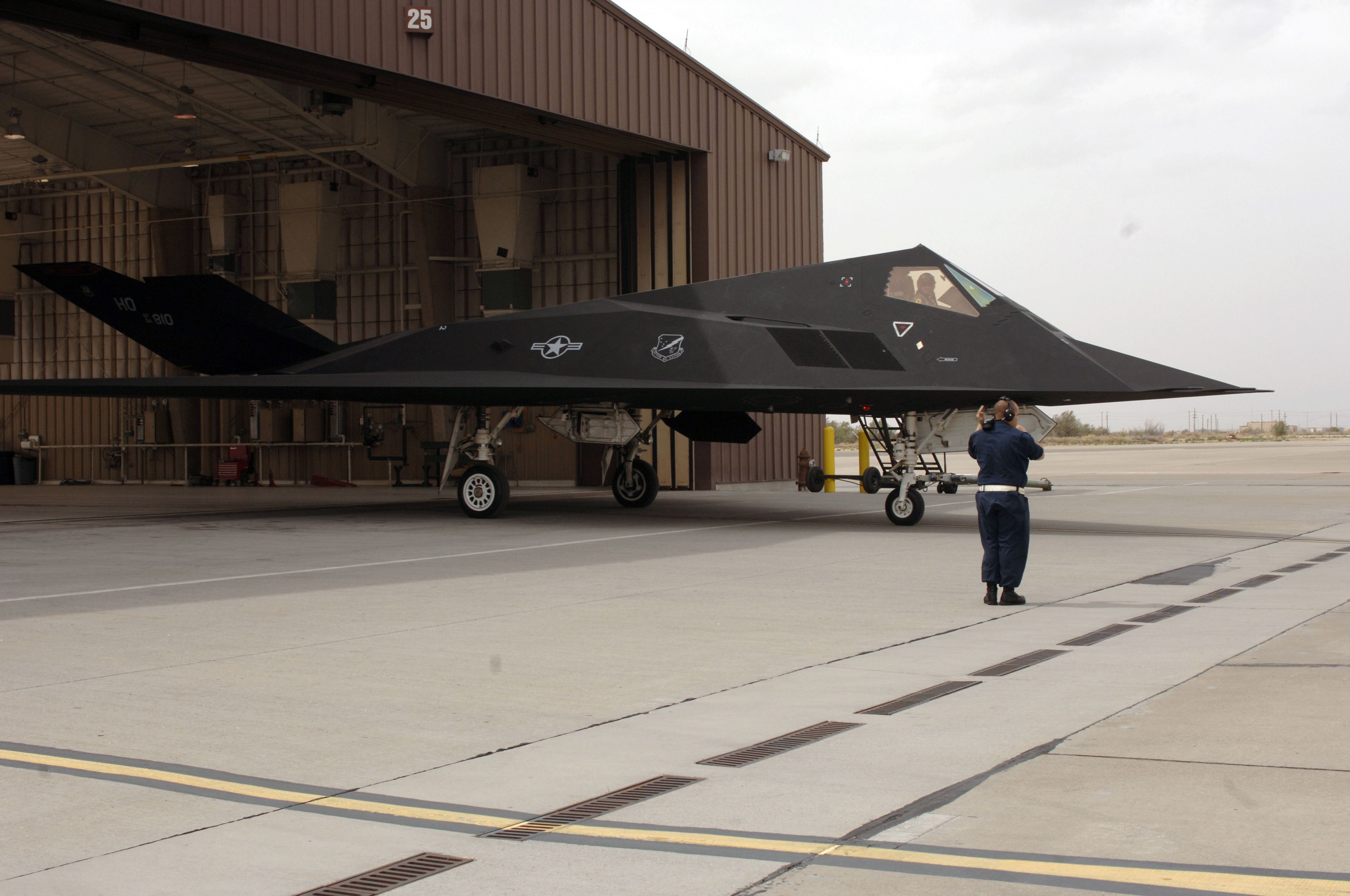 F 117. Локхид f-117. Lockheed f-117 Nighthawk вооружение. Holloman AFB in f-117. B2 Spirit & f117.