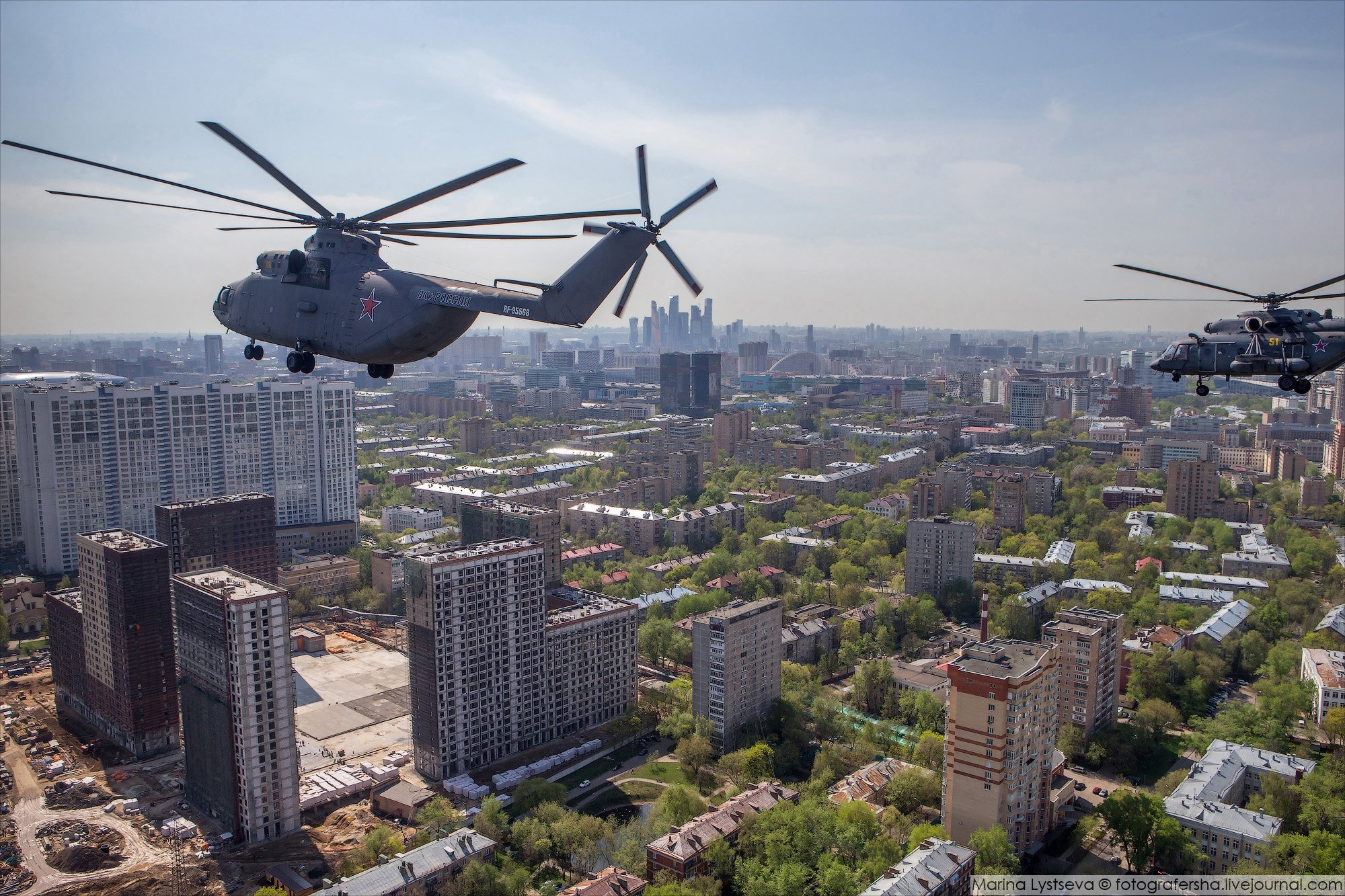 Вертолет над ступино. Вертолет ми 26 над МКАД. Вертолет над городом. Вертолет над Москвой. Вертолет на небоскребе.