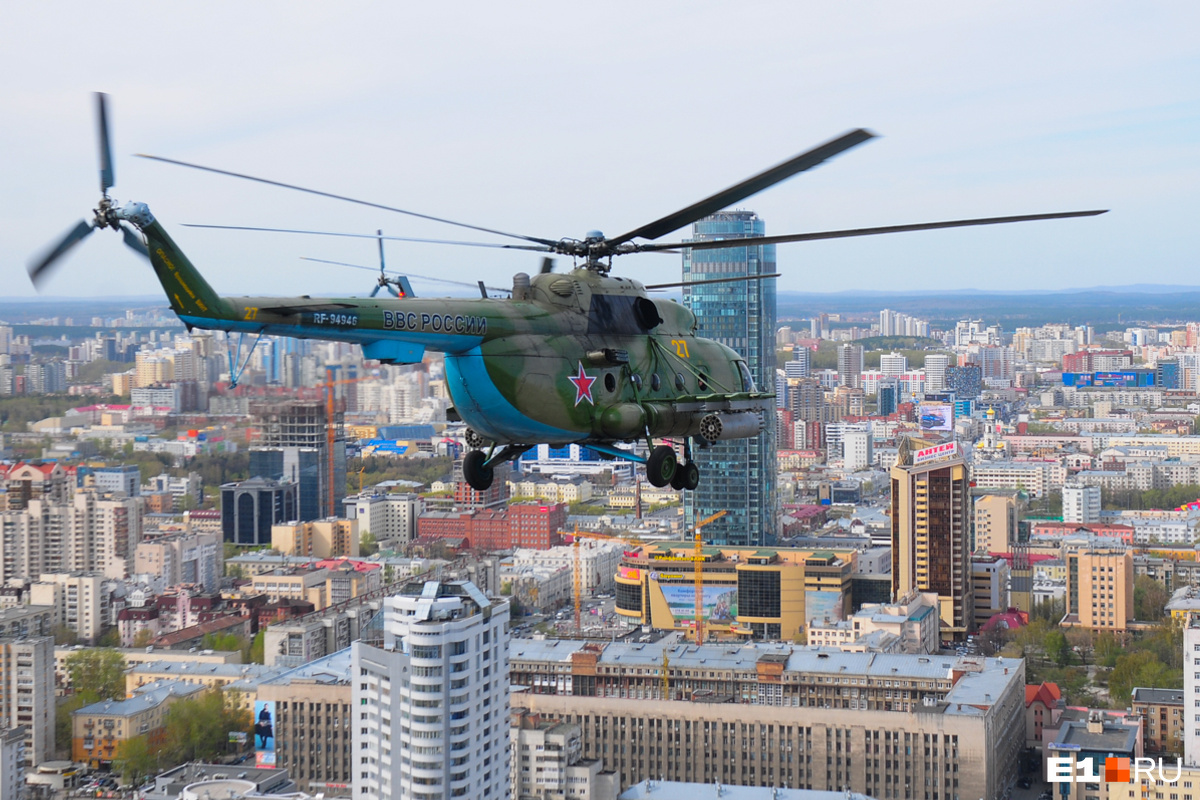 Вертолеты над минском сегодня. Роствертол вертолеты. Вертолёты в Кольцово. Военный вертолёт над городов. Вертолёт боевой над городом.
