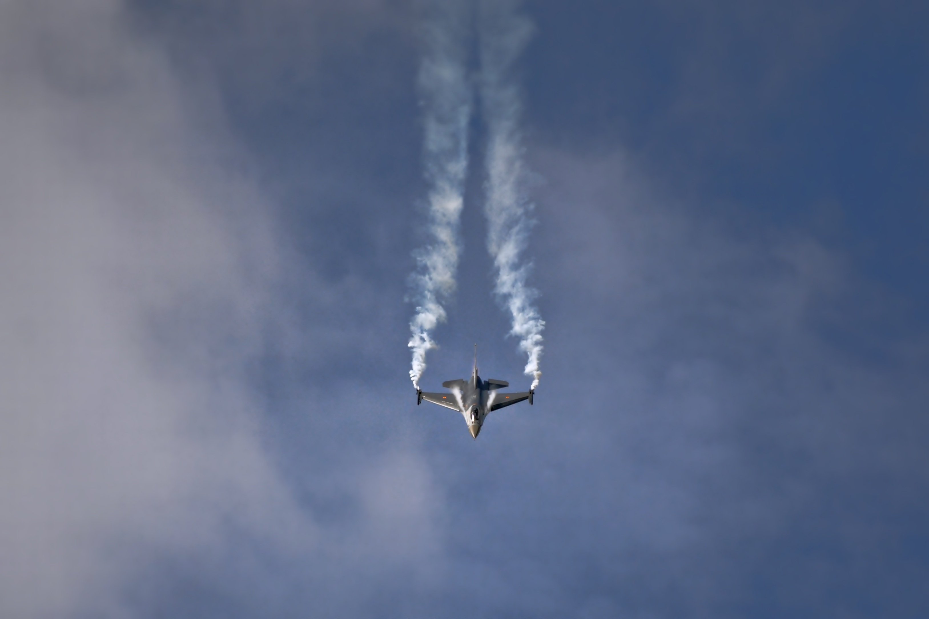Реактивный самолет в небе. Истребитель в небе. Самолет с дымом. Cfvjktn DF yt,t. Самолет в облаках.