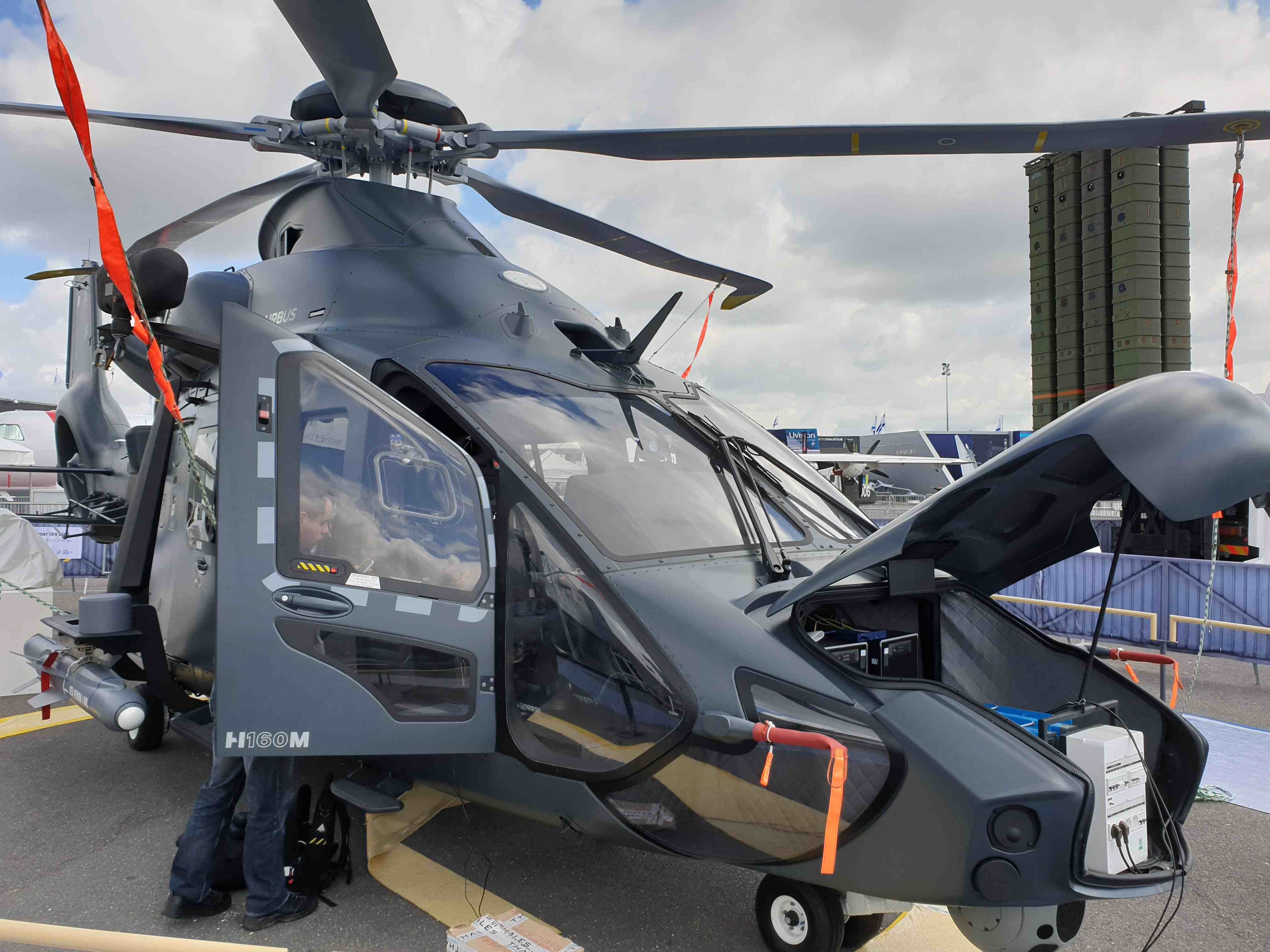Новые вертолеты россии. Вертолет Аэробус h160. Airbus Helicopters h160 салон. Вертолет Airbus Helicopters h160 военный. Вертолет Airbus Helicopters h160 private.